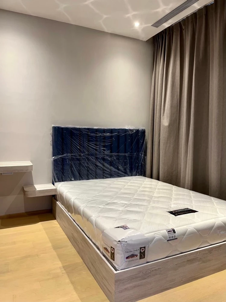 For rent: Ashton Asoke-Rama 9, top-floor unit with expansive glass balcony and fully furnished with built-in features. Book now!