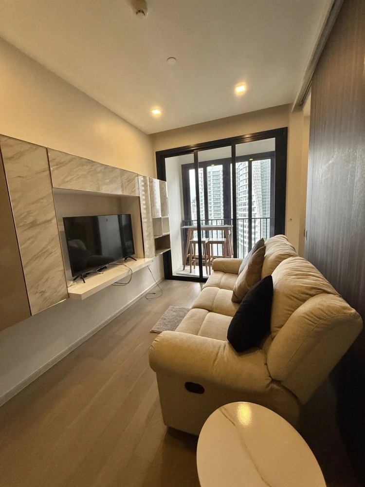 For rent: Ashton Asoke, high floor unit, spacious, fully furnished. Book now!