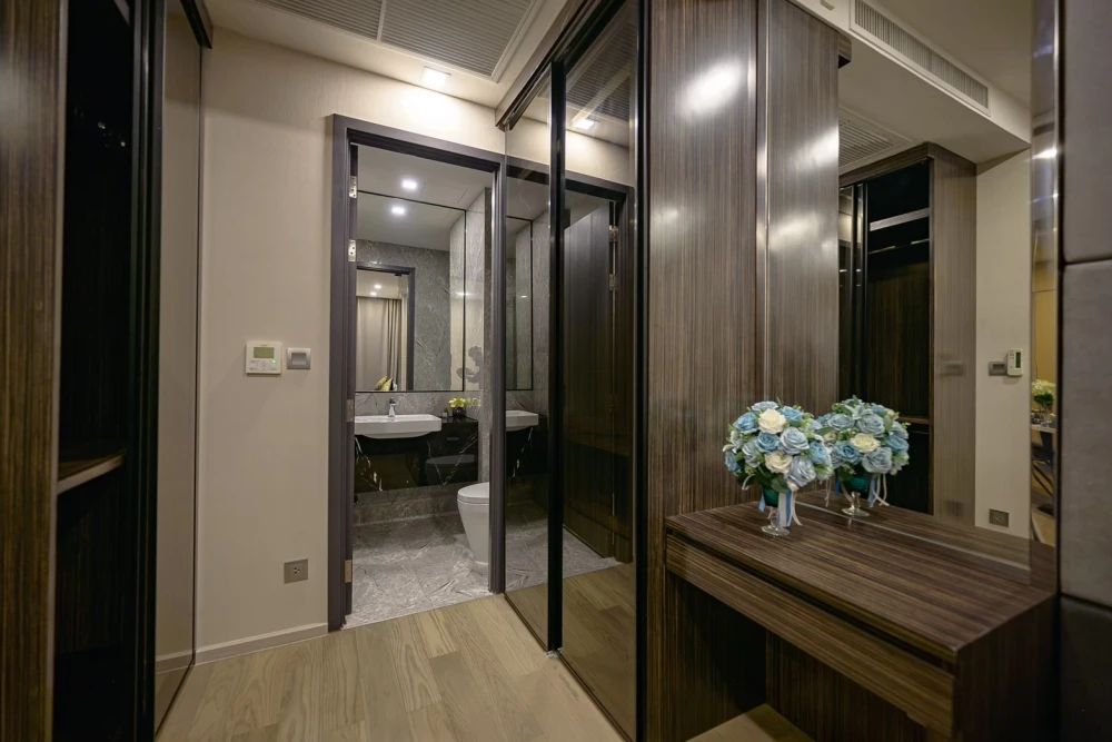 For rent: ASHTON ASOKE, furnished room, ready to move in, 18th floor, high view, complete here, just drag your bags and move in.