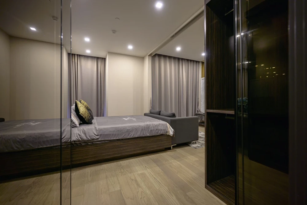 For rent: ASHTON ASOKE, furnished room, ready to move in, 18th floor, high view, complete here, just drag your bags and move in.