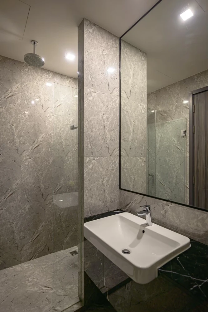 For rent: ASHTON ASOKE, furnished room, ready to move in, 18th floor, high view, complete here, just drag your bags and move in.
