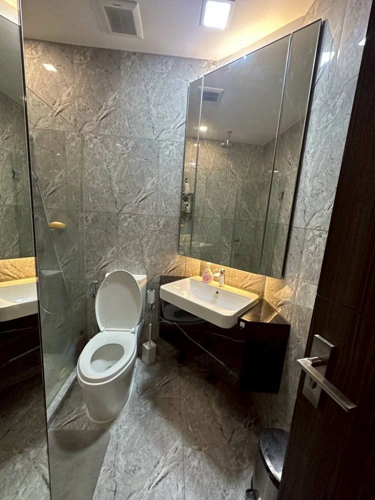 For rent: Ashton Asoke, luxuriously decorated room with stylish built-in walls and awesome furniture. City view from high floor. Book now.
