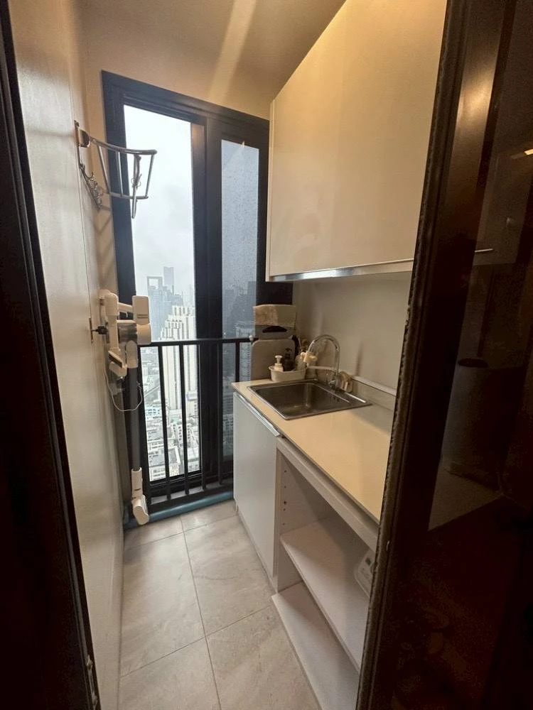 For rent: Ashton Asoke, luxuriously decorated room with stylish built-in walls and awesome furniture. City view from high floor. Book now.