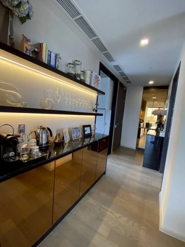 For rent: Ashton Asoke, luxuriously decorated room with stylish built-in walls and awesome furniture. City view from high floor. Book now.