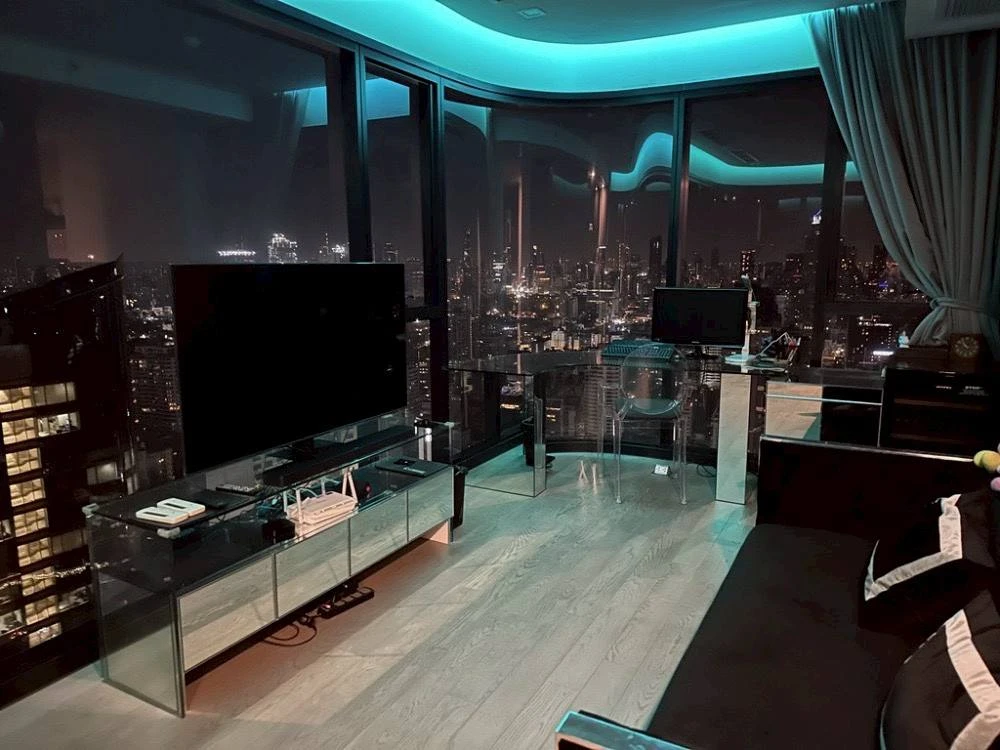 For rent: Ashton Asoke, luxuriously decorated room with stylish built-in walls and awesome furniture. City view from high floor. Book now.