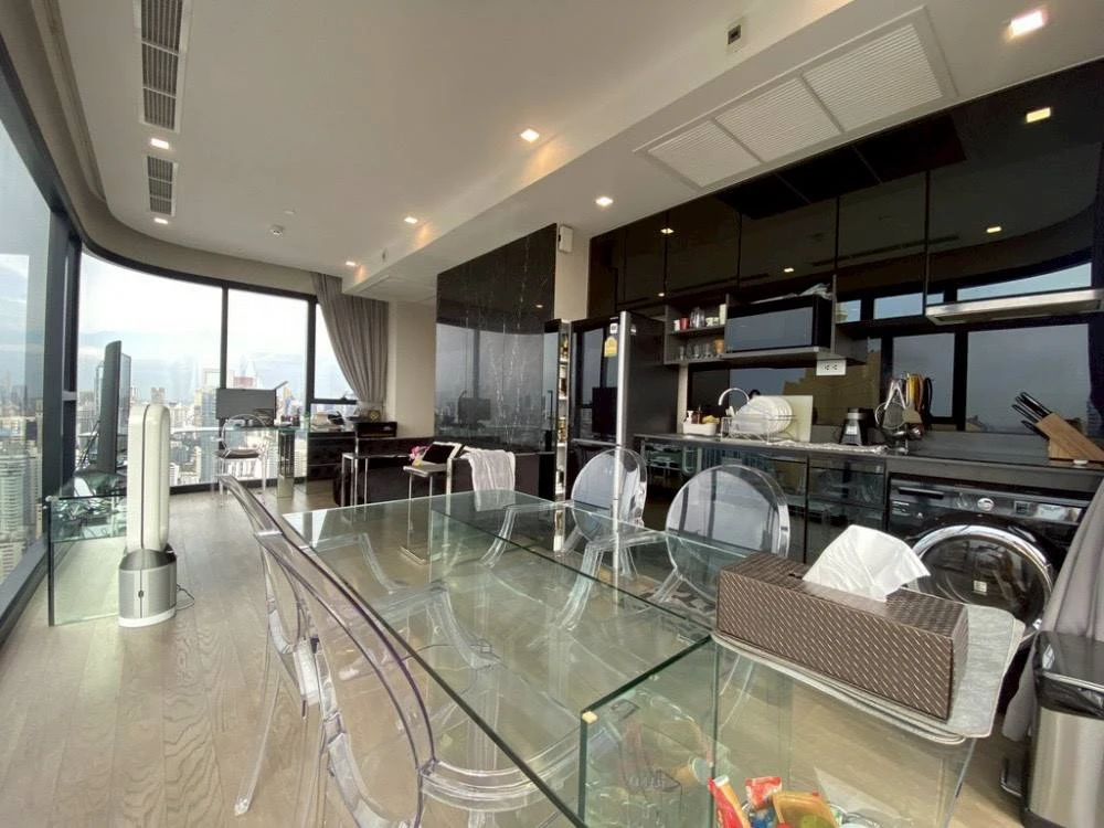 For rent: Ashton Asoke, luxuriously decorated room with stylish built-in walls and awesome furniture. City view from high floor. Book now.