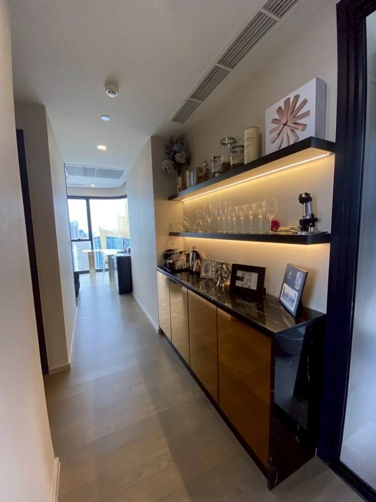 For rent: Ashton Asoke, luxuriously decorated room with stylish built-in walls and awesome furniture. City view from high floor. Book now.