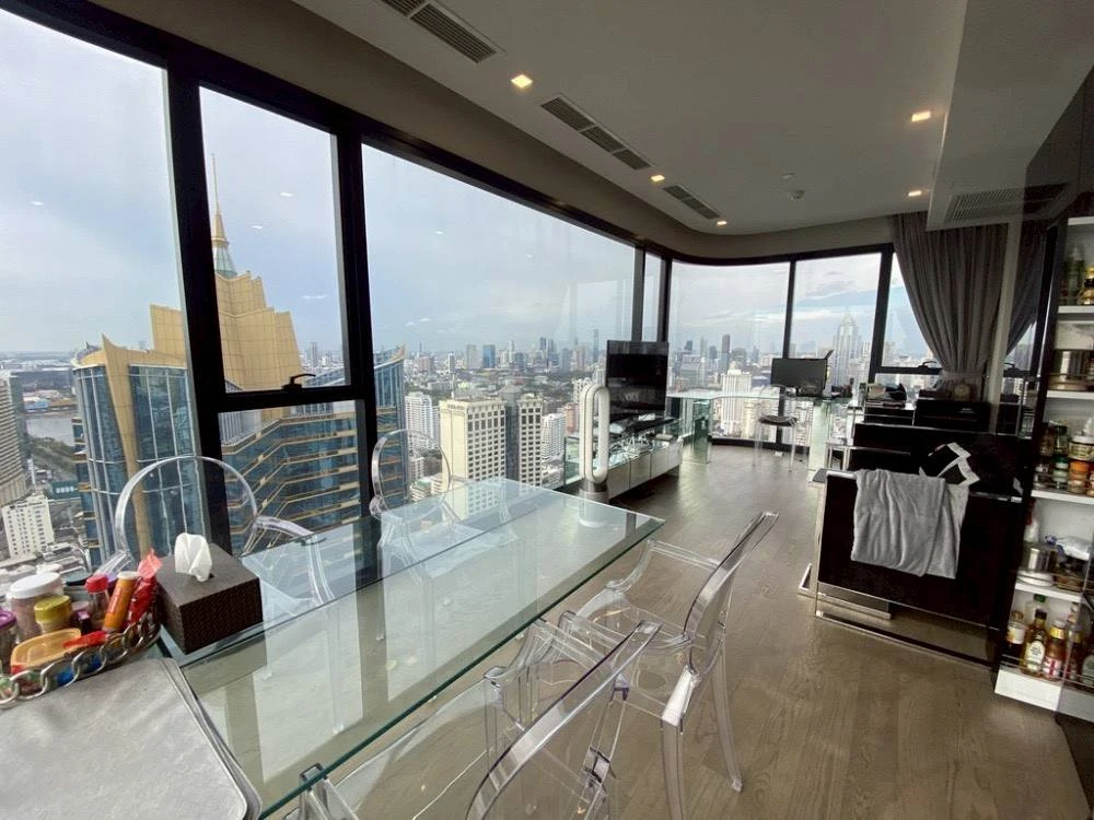 For rent: Ashton Asoke, luxuriously decorated room with stylish built-in walls and awesome furniture. City view from high floor. Book now.