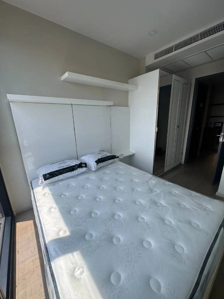 For rent: Ashton Asoke, luxuriously decorated room with stylish built-in walls and awesome furniture. City view from high floor. Book now.