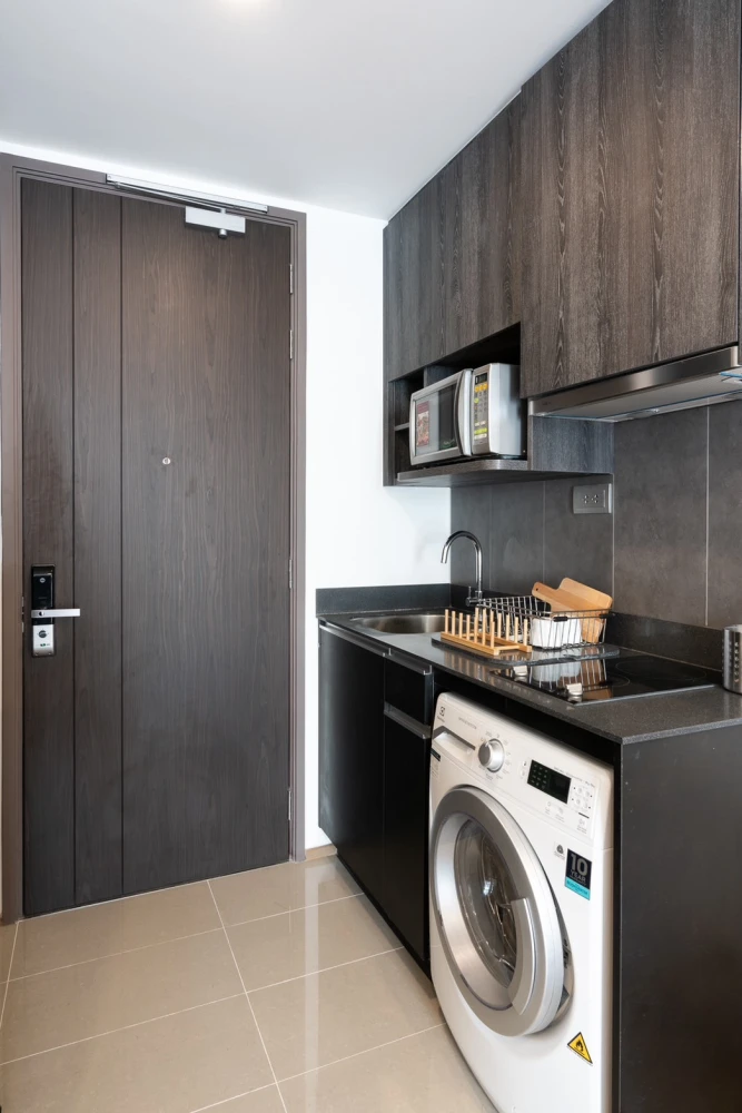 For rent: Ashton Chula-Silom, 11th floor room, facing east, not hot, beautifully decorated, ready to move in