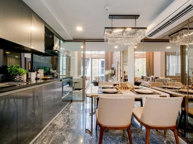 For rent: Ashton Residence 41, very large room, 3 bedrooms, 3 bathrooms, suitable for a family, pets allowed. You will regret it if you miss it.