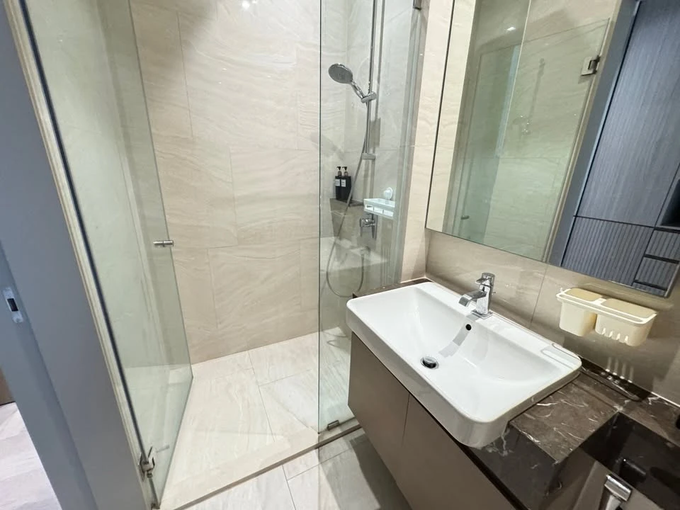 Ashton Silom for rent, room in very good condition, complete with furniture and appliances, just bring your bags and move in.