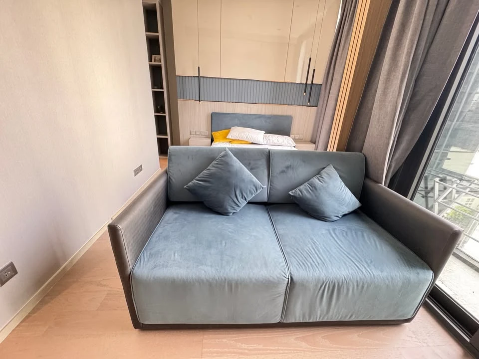 Ashton Silom for rent, room in very good condition, complete with furniture and appliances, just bring your bags and move in.