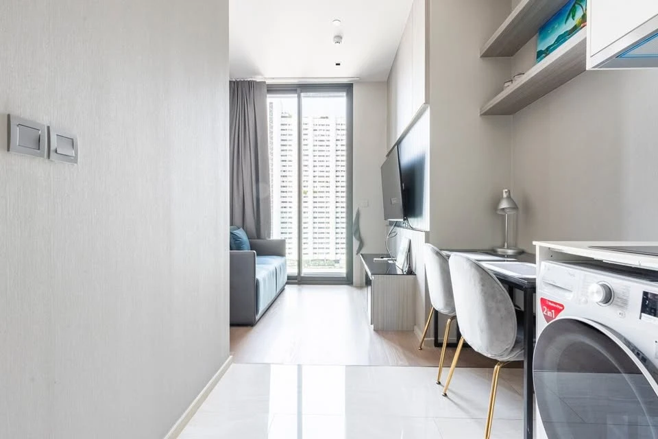 Ashton Silom for rent, room in very good condition, complete with furniture and appliances, just bring your bags and move in.