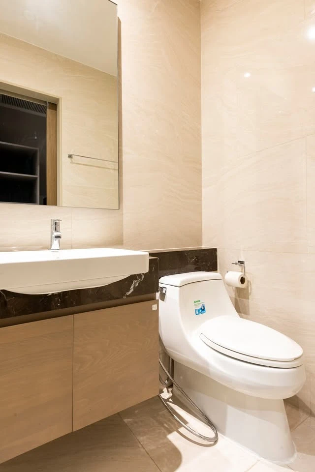 Ashton Silom for rent, room in very good condition, complete with furniture and appliances, just bring your bags and move in.