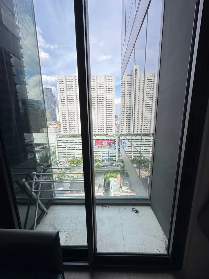 Ashton Silom for rent, room in very good condition, complete with furniture and appliances, just bring your bags and move in.