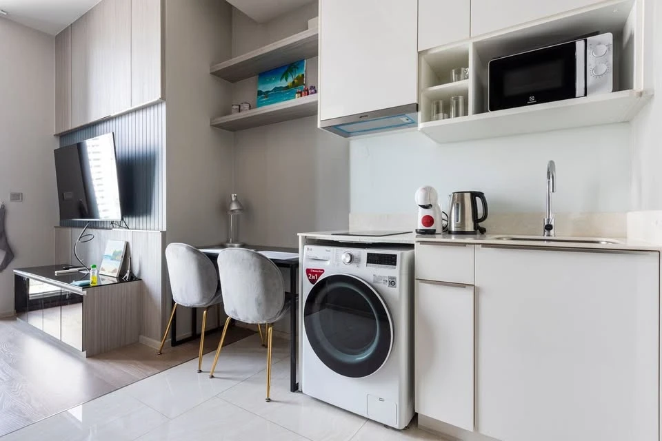Ashton Silom for rent, room in very good condition, complete with furniture and appliances, just bring your bags and move in.