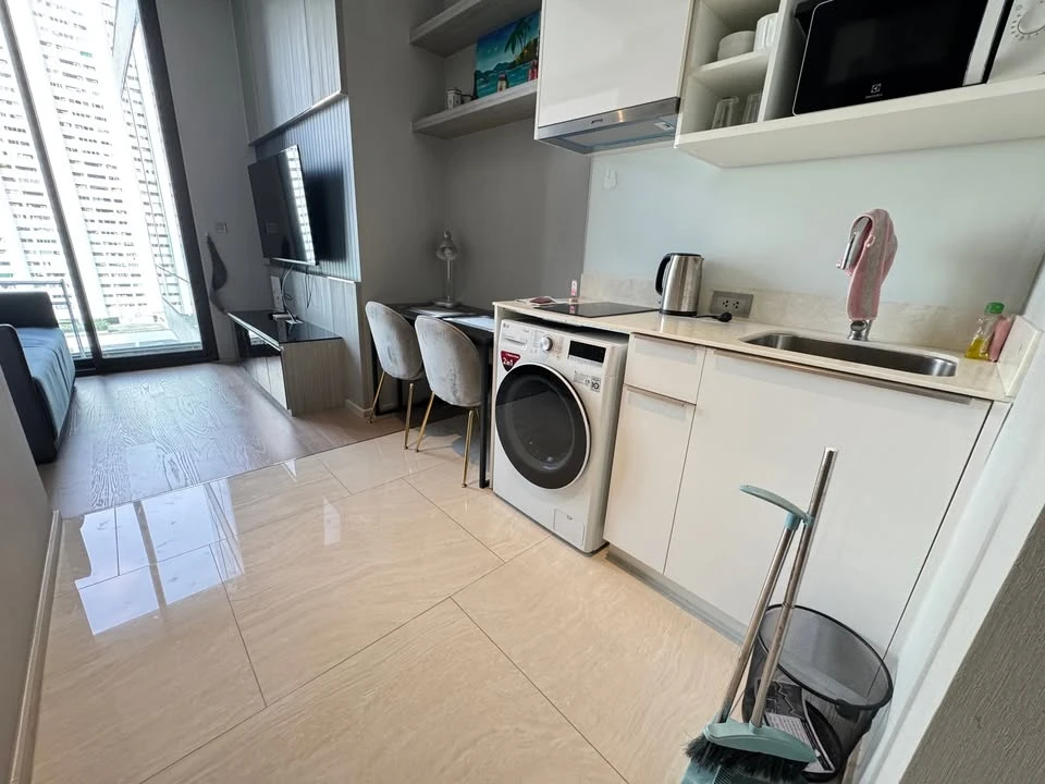 Ashton Silom for rent, room in very good condition, complete with furniture and appliances, just bring your bags and move in.