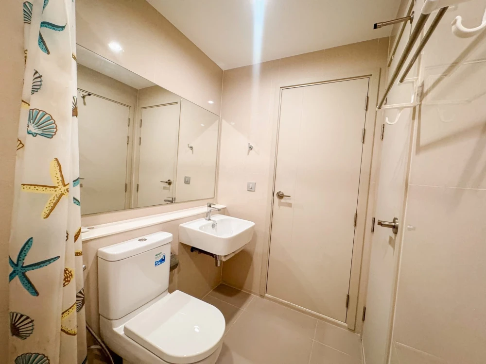 For rent: Aspire Erawan Prime, 1 bedroom, 1 bathroom, balcony with good ventilation, not hot, fully furnished, hurry and reserve now!