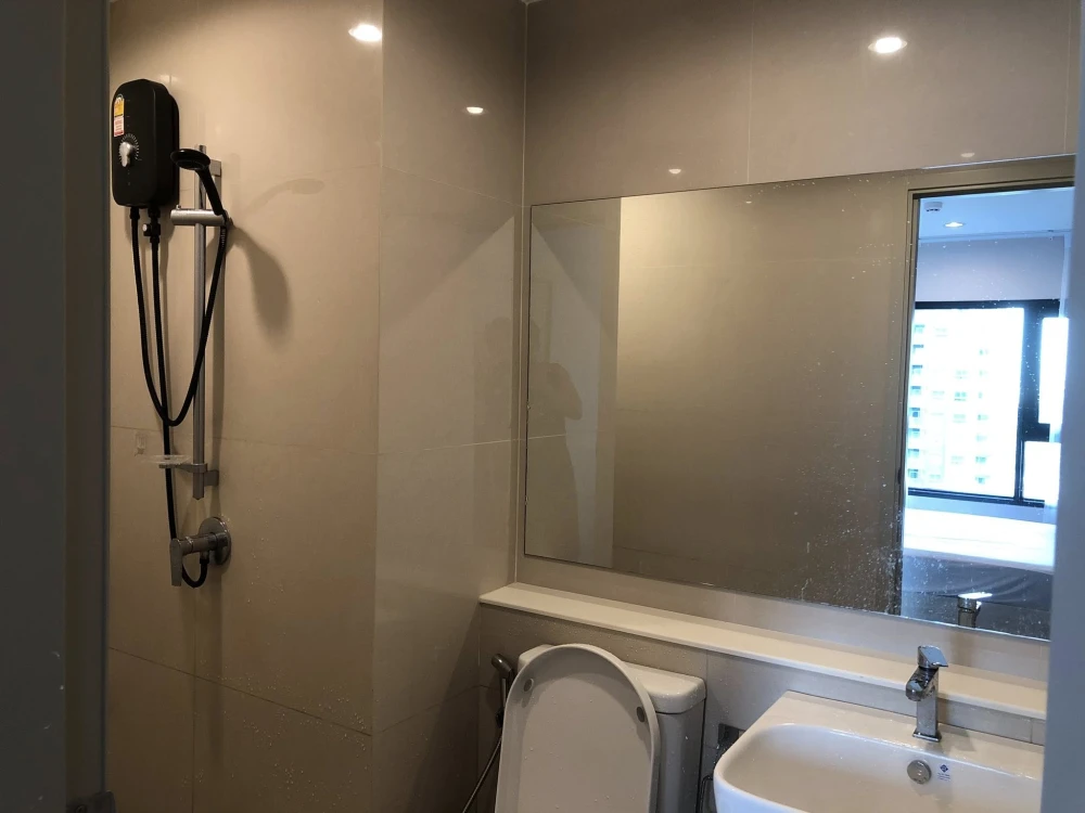 For rent: Aspire Erawan Prime, 12A floor, fully decorated room, comes at a low price, hurry and reserve now.