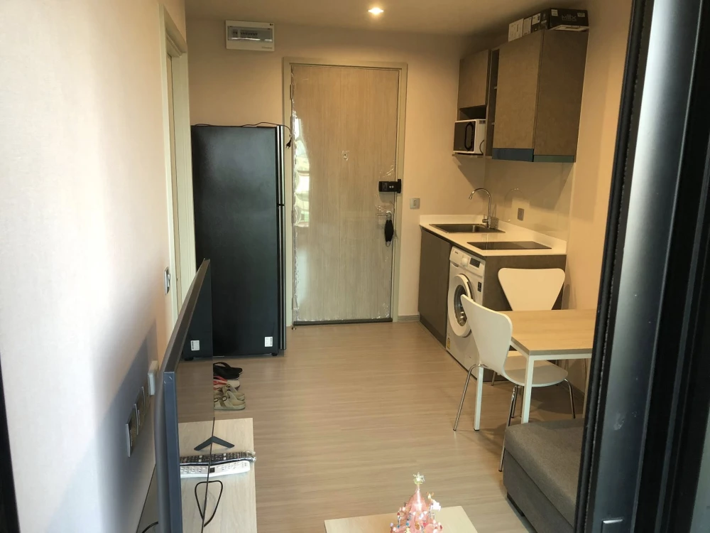 For rent: Aspire Erawan Prime, 12A floor, fully decorated room, comes at a low price, hurry and reserve now.