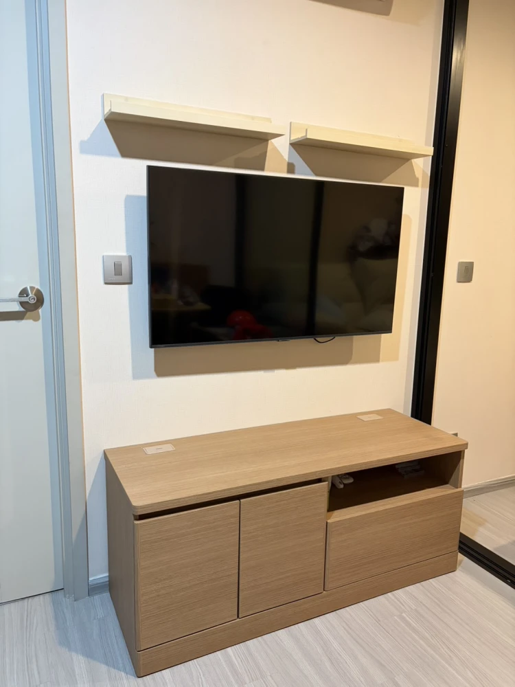 For rent: Aspire Erawan Prime, 15th floor, open view, no buildings blocking it, with simple decoration. You can move in now.