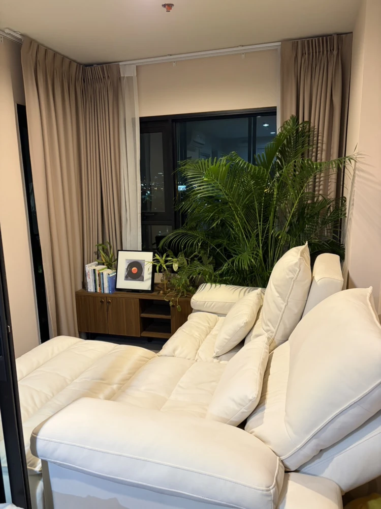 For rent: Aspire Erawan Prime, 15th floor, open view, no buildings blocking it, with simple decoration. You can move in now.