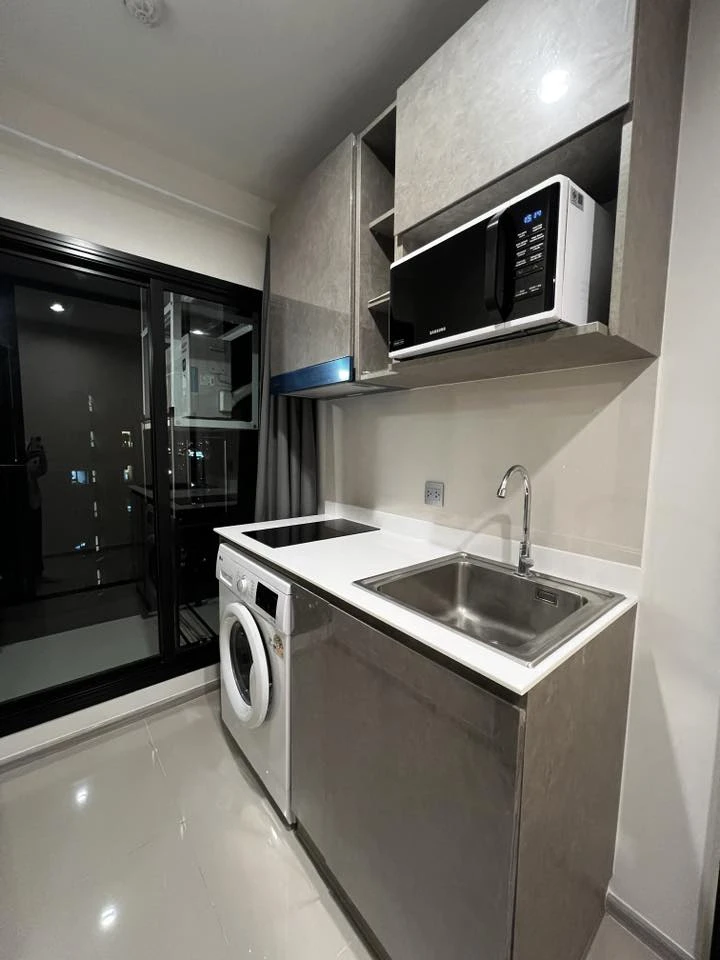 For rent: Aspire Erawan Prime, a nice room with complete facilities. If you don't book, you'll regret it later. I'm telling you.