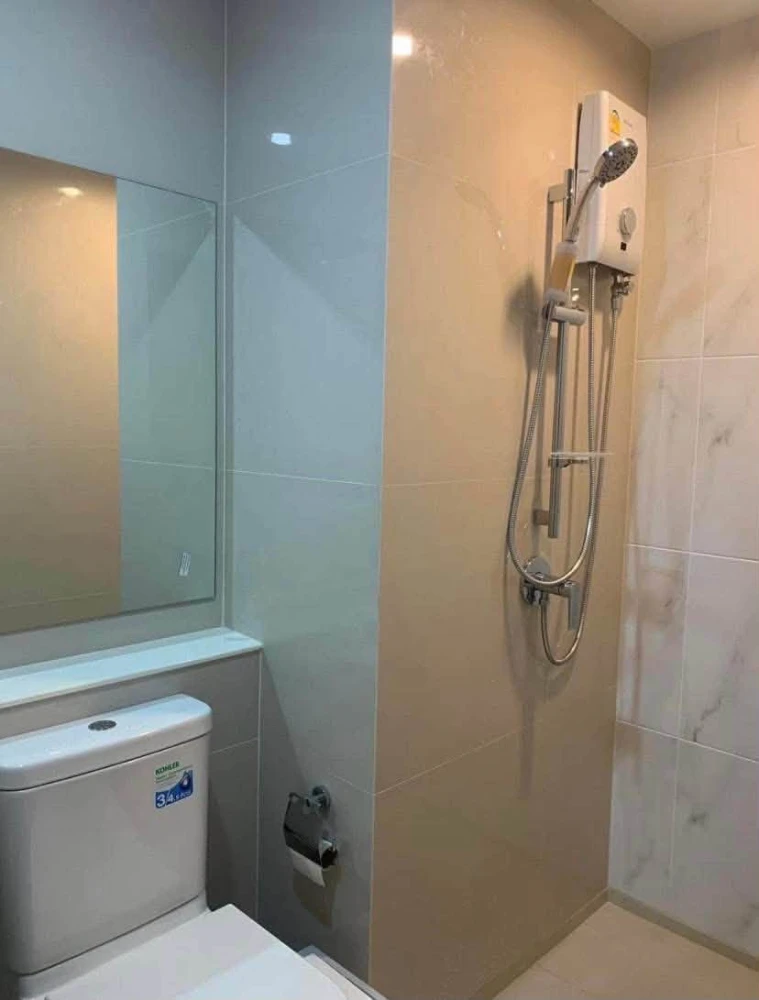 For rent: Aspire Erawan Prime, corner unit, quiet area, great location, convenient transportation. Don't miss out!