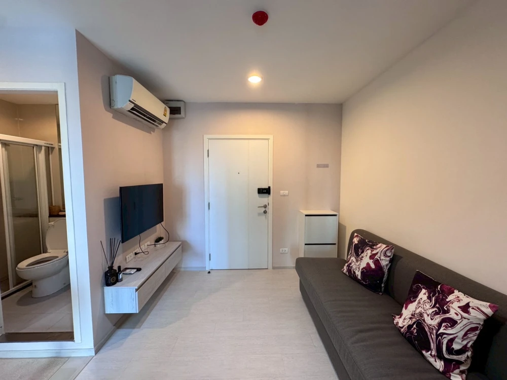 Apartment for rent at ASPIRE Erawan. Partitioned room, very livable, fully furnished. Book now!