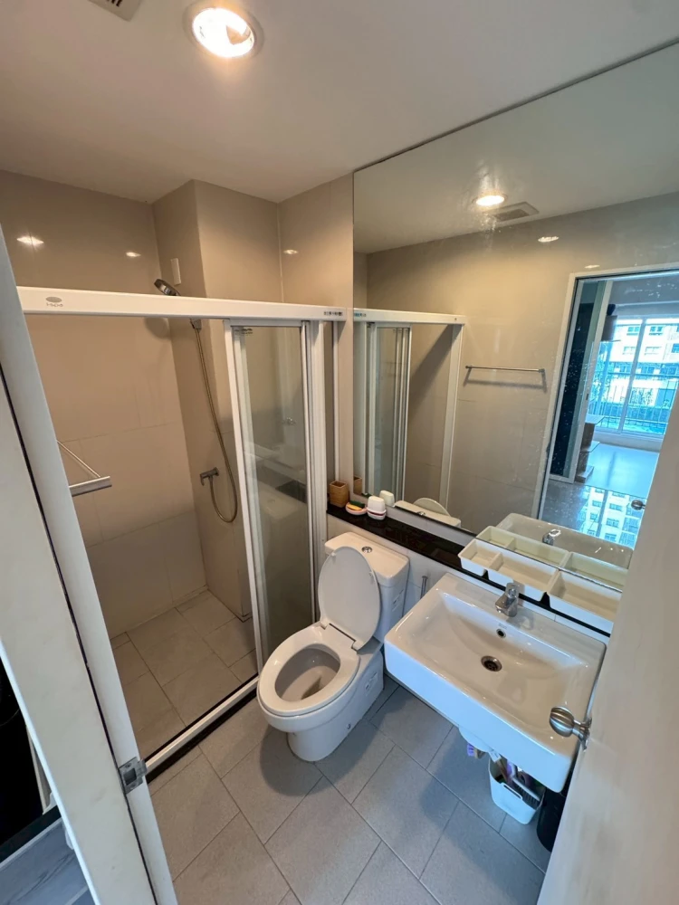 Apartment for rent at ASPIRE Erawan. Partitioned room, very livable, fully furnished. Book now!