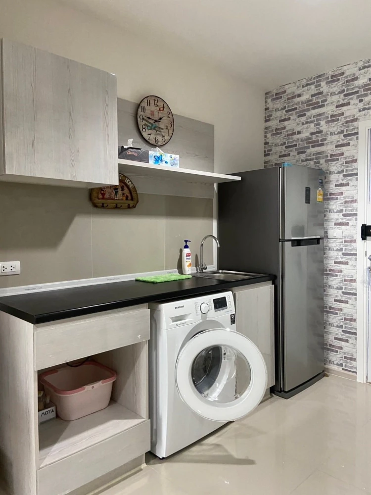 For rent: ASPIRE Erawan, a lovely room with high-quality wallpaper and complete amenities. Book now!