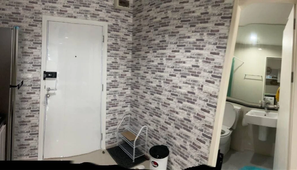 For rent: ASPIRE Erawan, a lovely room with high-quality wallpaper and complete amenities. Book now!