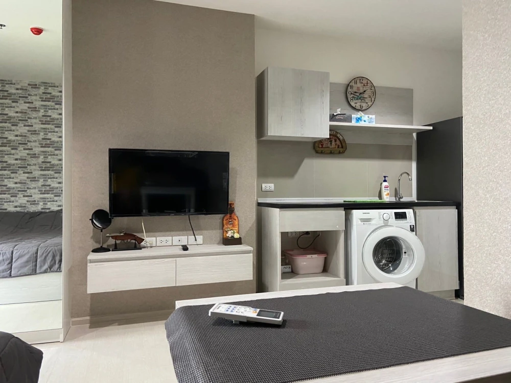 For rent: ASPIRE Erawan, a lovely room with high-quality wallpaper and complete amenities. Book now!
