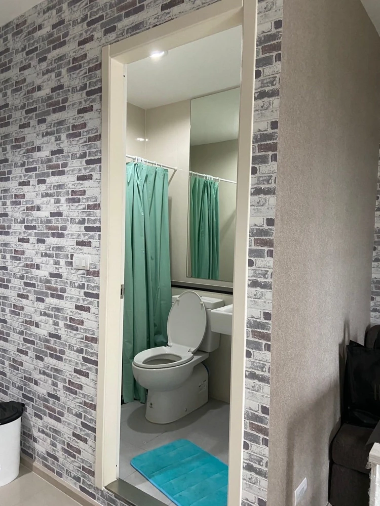 For rent: ASPIRE Erawan, a lovely room with high-quality wallpaper and complete amenities. Book now!