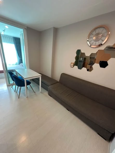 Apartment for rent at ASPIRE Erawan. Nice room, fully furnished with appliances. Just bring your bags and move in!
