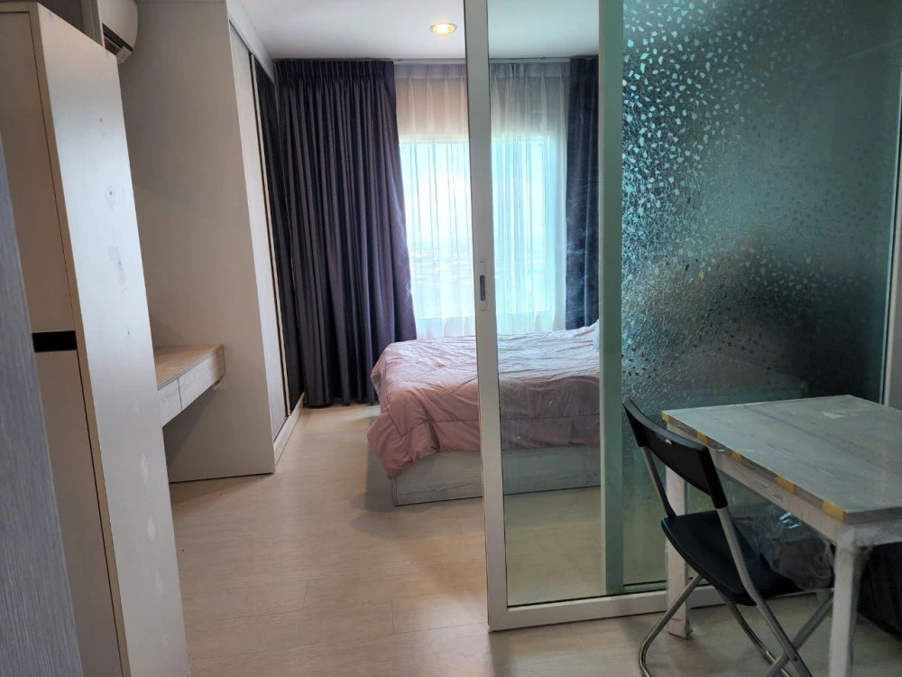 For rent: Aspire Erawan, ready-to-move-in unit, high floor, spacious and comfortable, at an affordable price. Book now!
