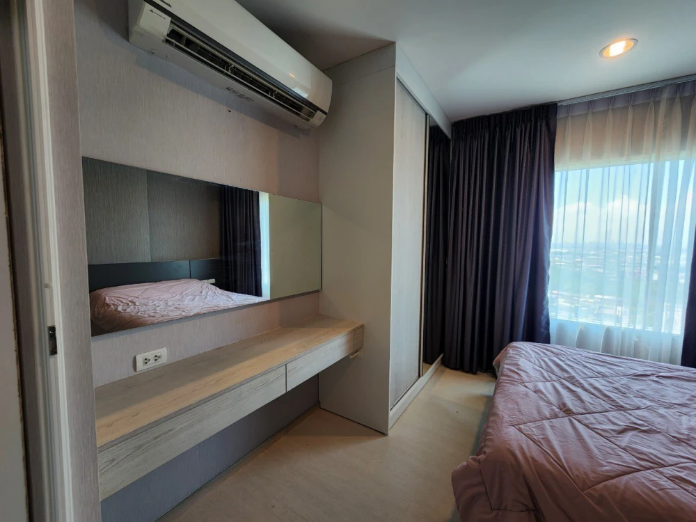 For rent: Aspire Erawan, ready-to-move-in unit, high floor, spacious and comfortable, at an affordable price. Book now!