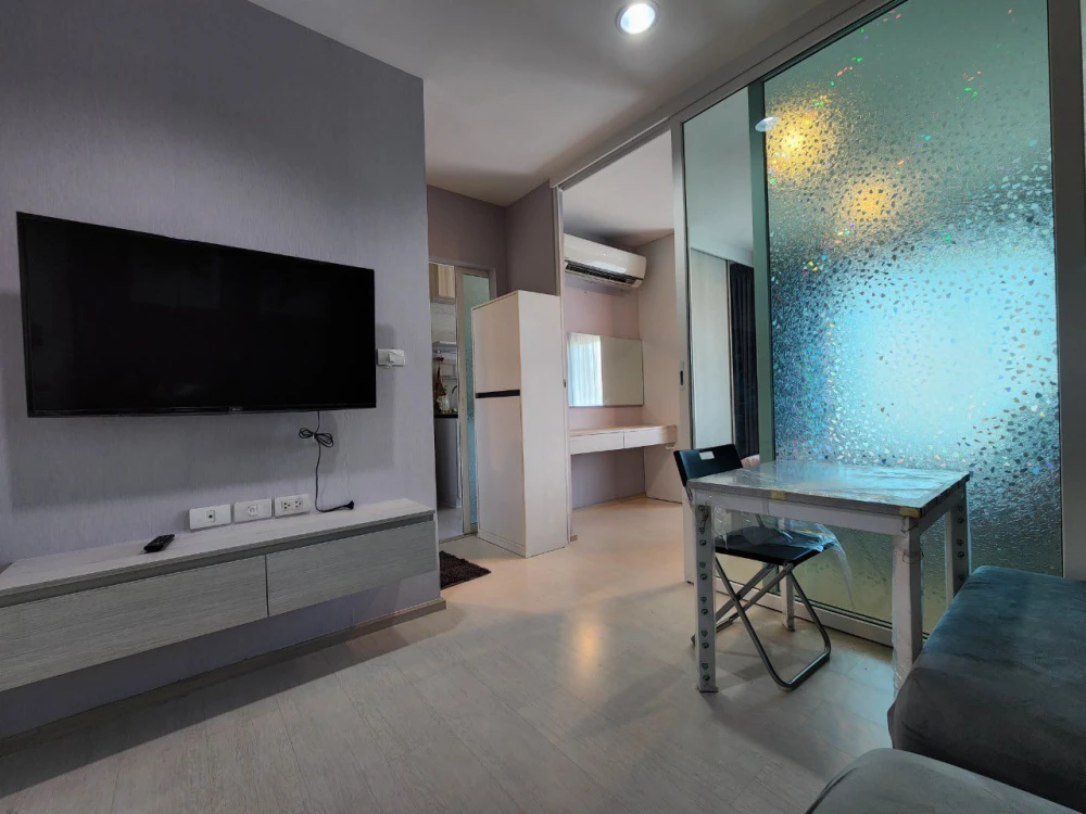 For rent: Aspire Erawan, ready-to-move-in unit, high floor, spacious and comfortable, at an affordable price. Book now!