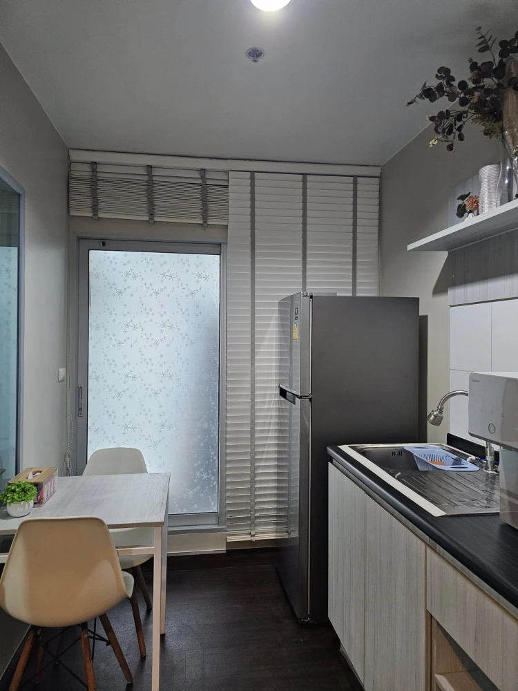 For rent: Aspire Ngamwongwan, 1 bedroom, 1 bathroom, built-in headboard, excellent location, fully furnished, ready to move in.