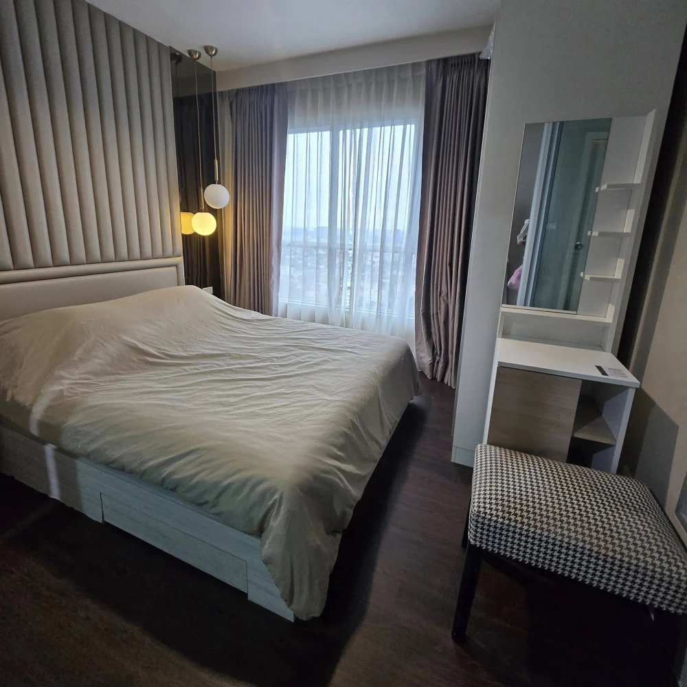 For rent: Aspire Ngamwongwan, 1 bedroom, 1 bathroom, built-in headboard, excellent location, fully furnished, ready to move in.