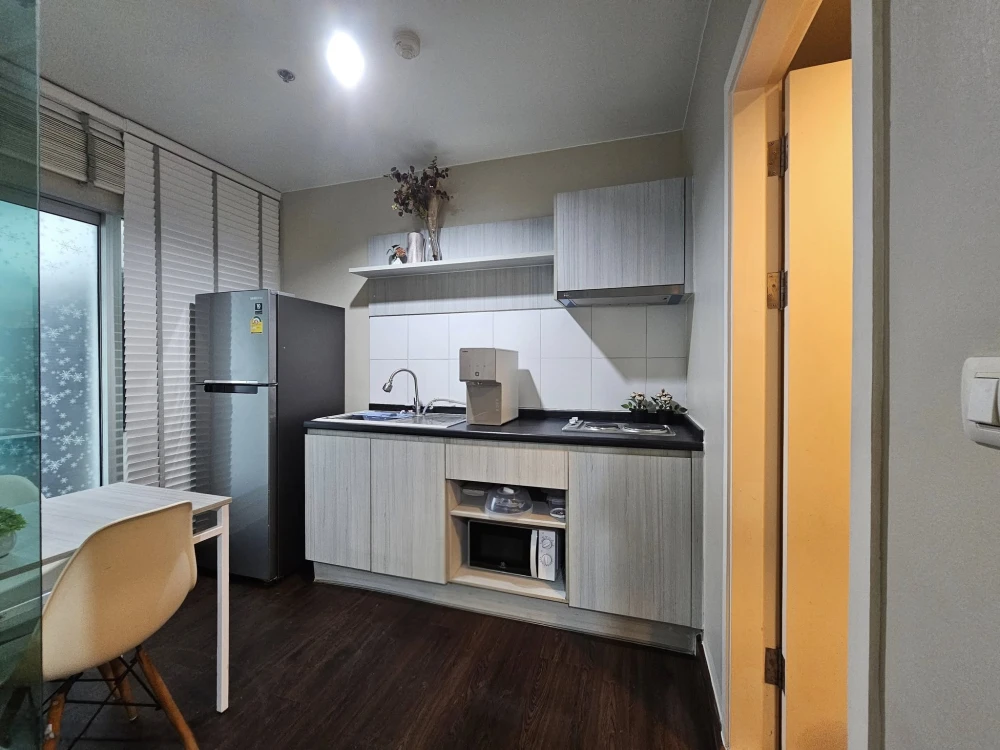 For rent: Aspire Ngamwongwan, 1 bedroom, 1 bathroom, built-in headboard, excellent location, fully furnished, ready to move in.