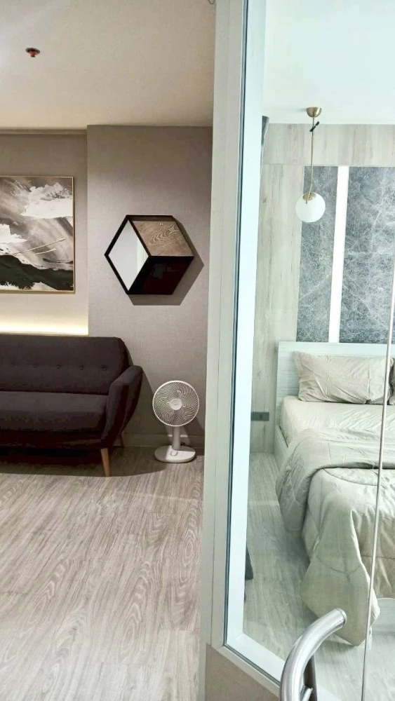 For rent: Aspire Ngamwongwan, 1 bedroom, 1 bathroom. Fully furnished with high-quality built-in marble wall units. Book now!