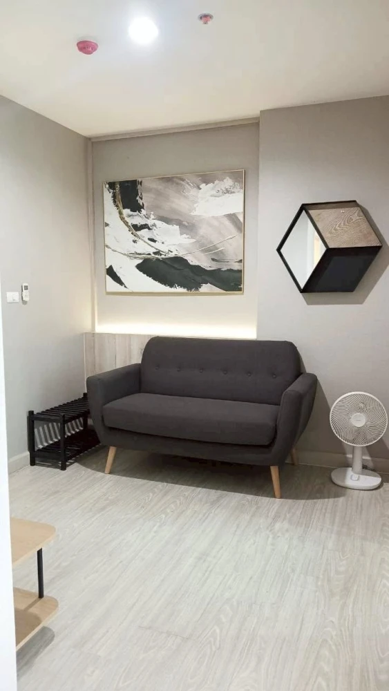 For rent: Aspire Ngamwongwan, 1 bedroom, 1 bathroom. Fully furnished with high-quality built-in marble wall units. Book now!