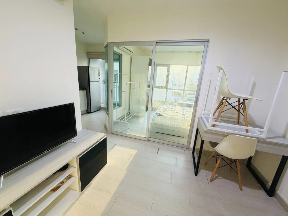 Aspire Ngamwongwan for rent. The bedroom and living room are separated, offering stunning sunset views. Book now!