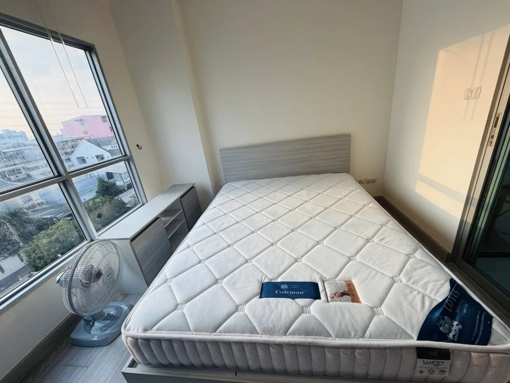 Aspire Ngamwongwan for rent. The bedroom and living room are separated, offering stunning sunset views. Book now!