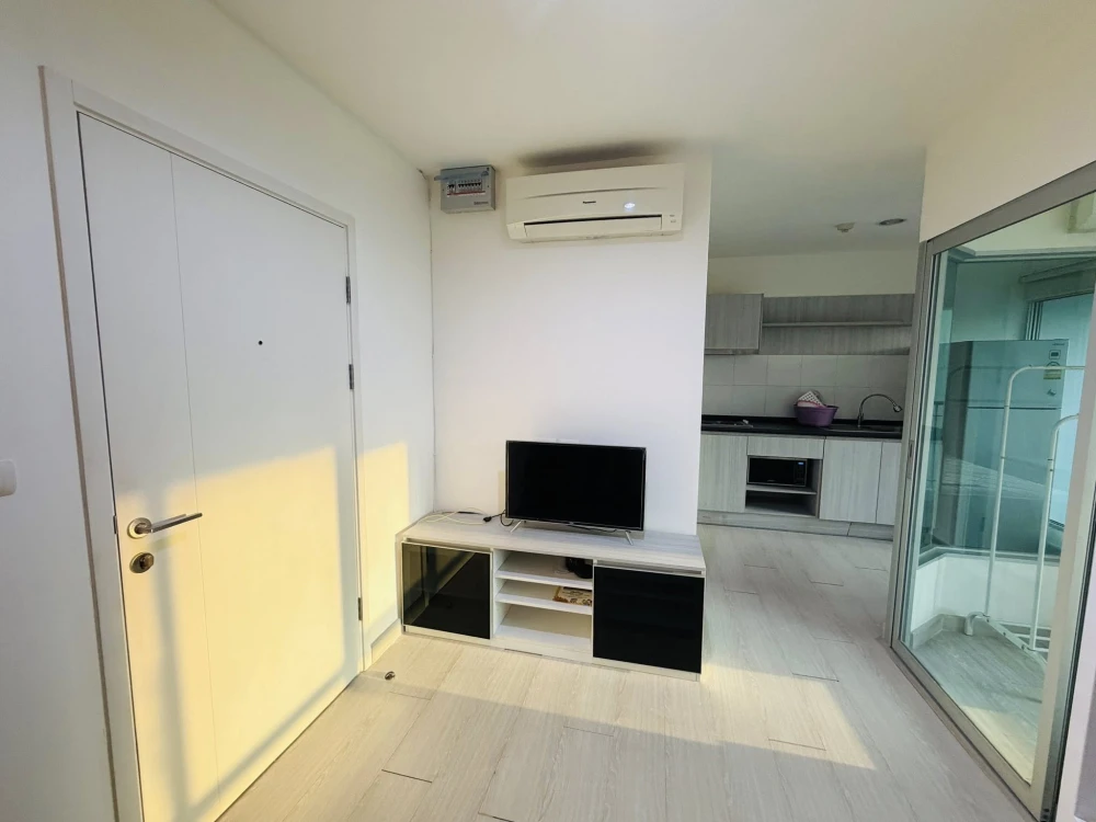Aspire Ngamwongwan for rent. The bedroom and living room are separated, offering stunning sunset views. Book now!