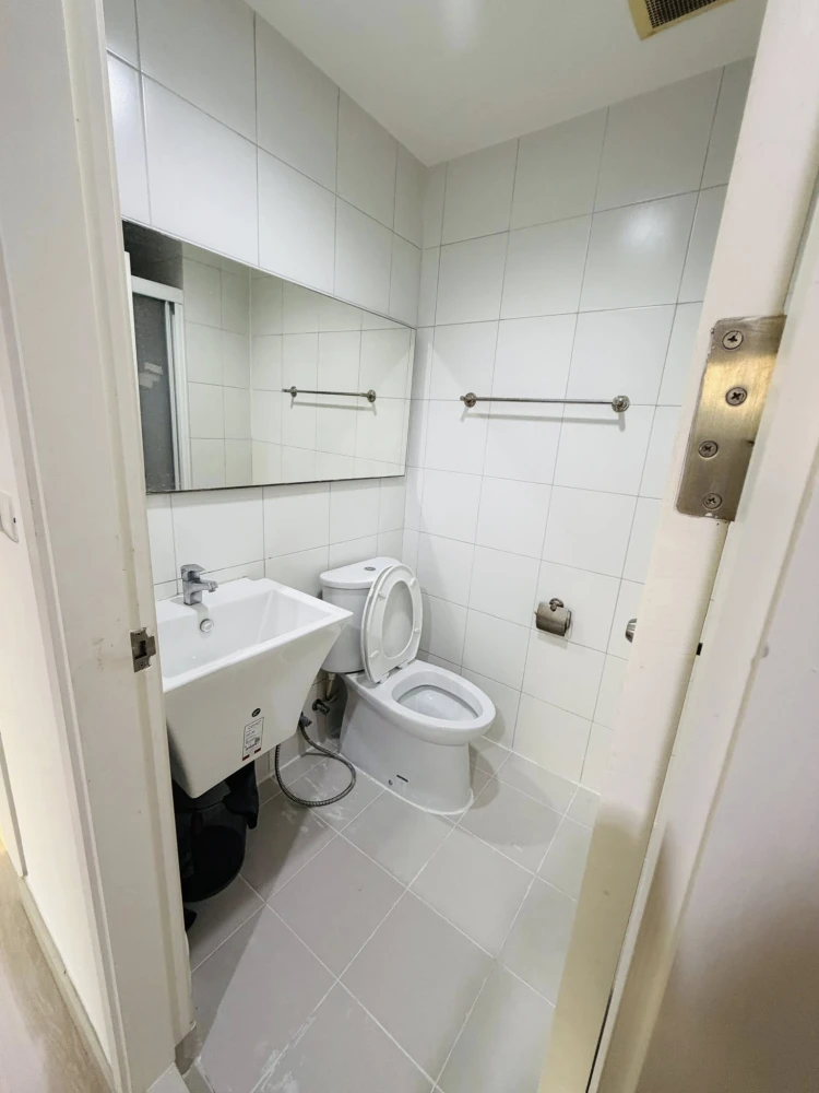 Aspire Ngamwongwan for rent. The bedroom and living room are separated, offering stunning sunset views. Book now!