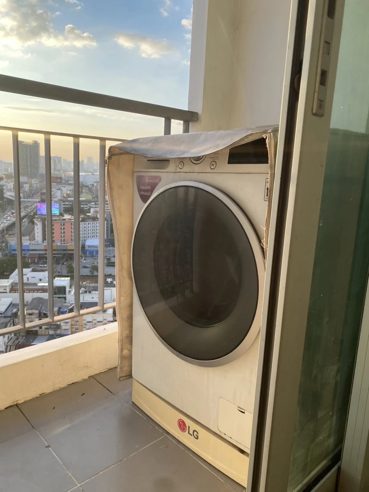 For rent: Aspire Ngamwongwan, 23rd floor, partitioned room, fully furnished. Interested? Reserve now! Hurry!