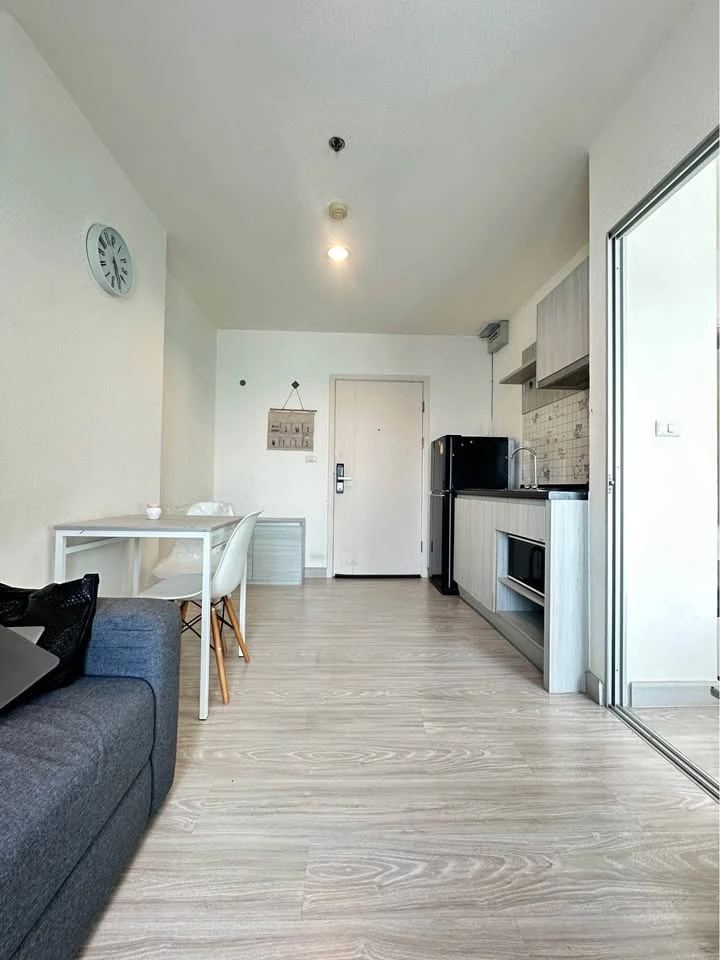 For rent: Aspire Ngamwongwan, 23rd floor, nice room, fully furnished, hurry and book now.